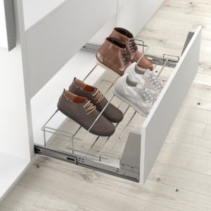 Pull-out frontal shoe holder