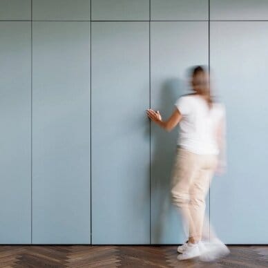 sulankstomu-nuo-paspaudimo-ivaziuojanciu-duru-sistema-folding-concepta-iii-push-4-durims-3